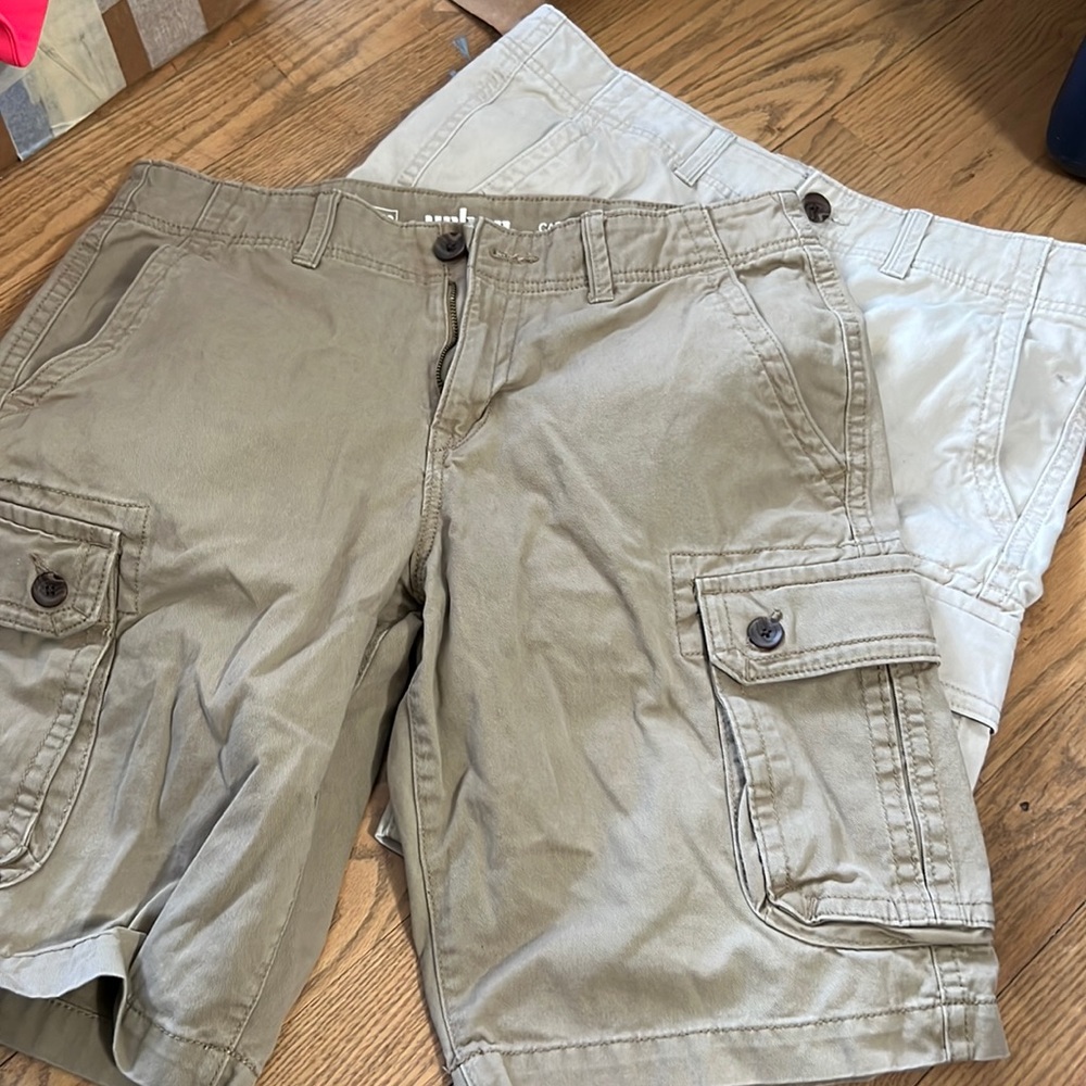 Men’s Urban Pipeline Cargo Shorts bundle size 32. Khaki and light khaki beige